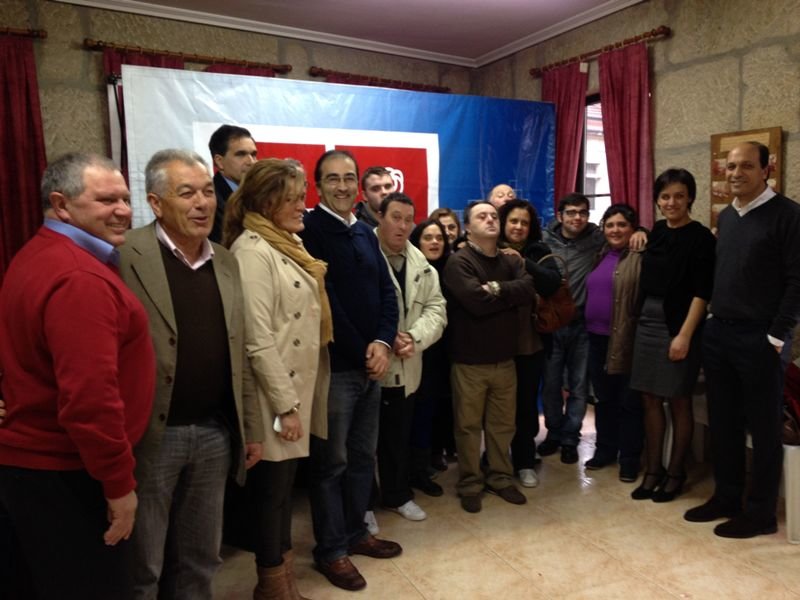 Miembros del Racing Chapela, ayer, con representantes del PSOE.