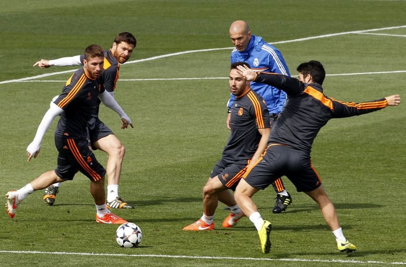 Zidane observa Ramos, Xabi Alonso, Carvajal e Isco en el entrenamiento de ayer del Real Madrid.