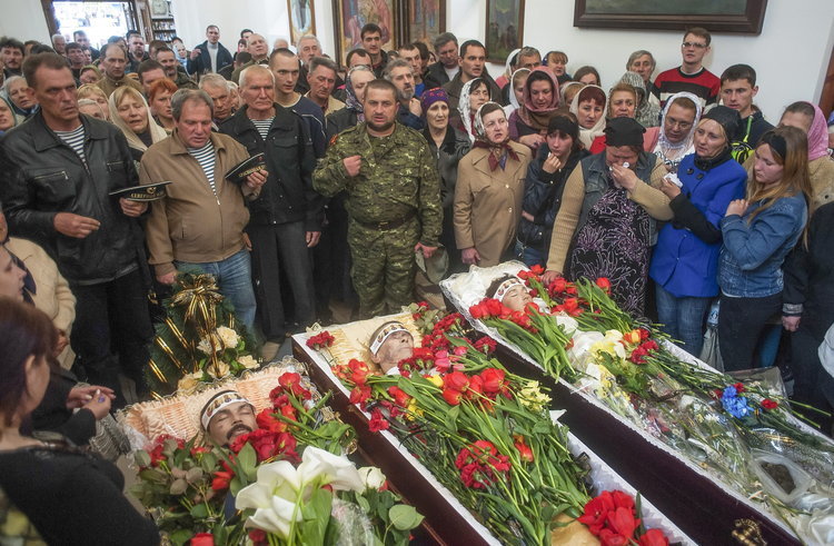 Funeral por los tres activistas prorrusos abatidos por extremistas ucranianos en Slaviansk. 