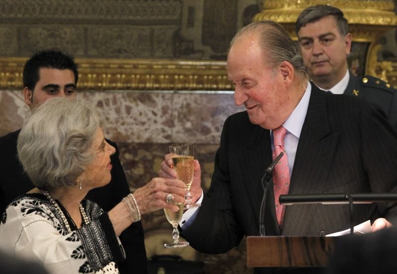 La escritora mexicana Elena Poniatowska brinda con el rey Juan Carlos.