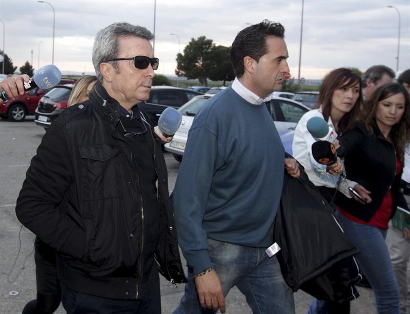 El torero José Ortega Cano (i) ingresa esta tarde en la prisión de Zuera (Zaragoza)