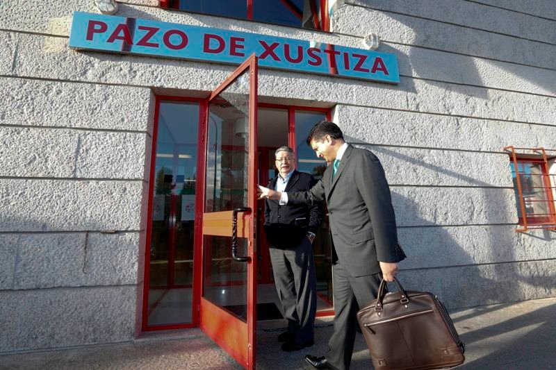 El alcalde de Cea (izquierda) junto a su abogado momentos antes de su declaración del día 2.