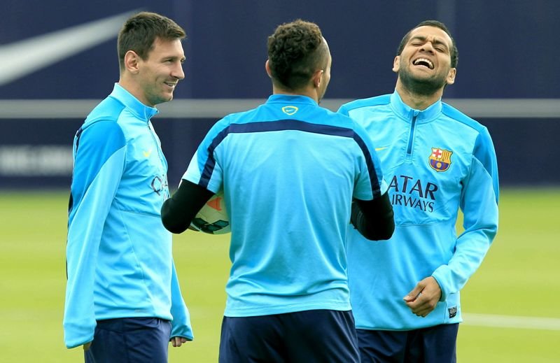Messi, Adriano y Dani Alves bromean en un entrenamiento del Barcelona.