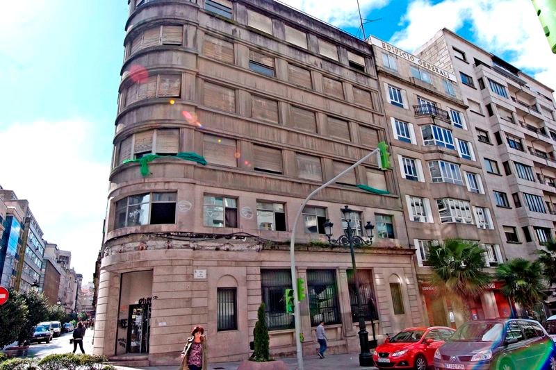 El edificio que ha adquirido Carlos Mouriño hace esquina entre la calle Colón y Marqués de Valladares. // Lydia