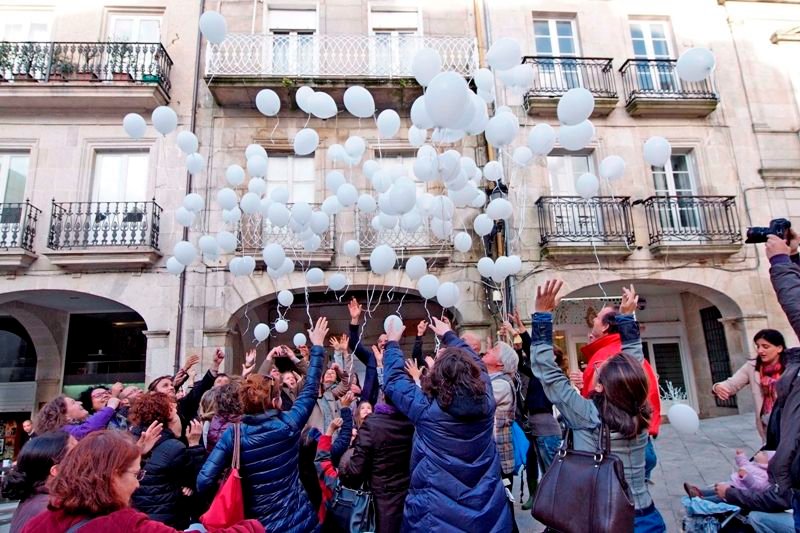 La suelta de globos blancos puso el punto final a la fiesta de la moda sostenible en Vigo.