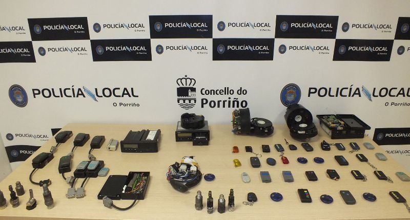 Foto cedida por la Policía Local de Porriño con material incautado en este tipo de controles.