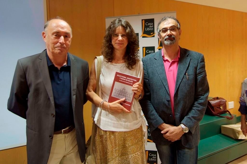Marta Filgueira,entre Xosé Ramón Iglesias Veiga y Xoán Carlos Abad, del Instituto de Estudios Vigueses.