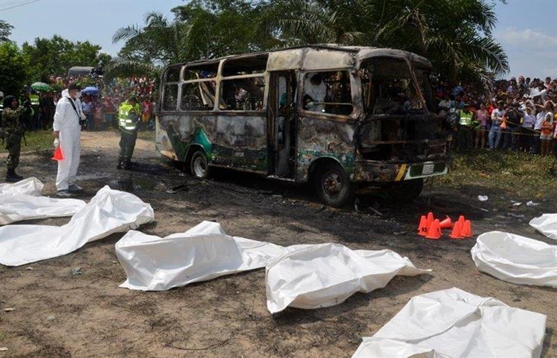 Fotografía cedida por el periódico El Heraldo de médicos forenses haciendo el levantamiento de cuerpos después de que un autobús se incendiase
