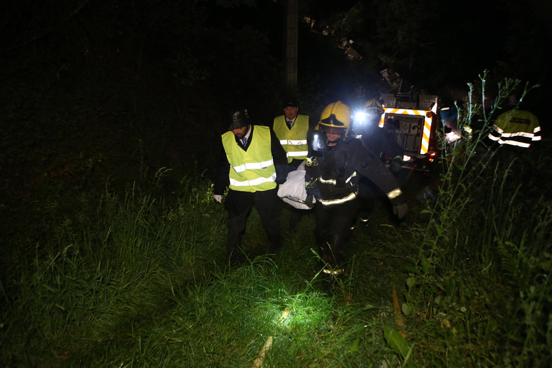Un camionero murió en Redondela al despeñarse el vehículo que conducía por un terraplén de 25 metros de profundidad a las 23.15 horas de ayer // Alberte