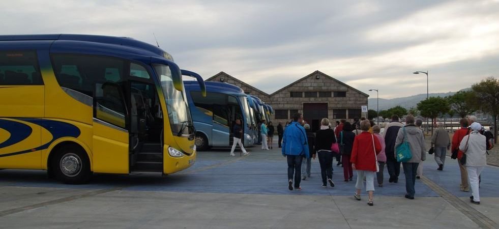 Turistas marítimo desembarcados en Vigo cogiendo autobuses hacia Santiago y otros destinos.