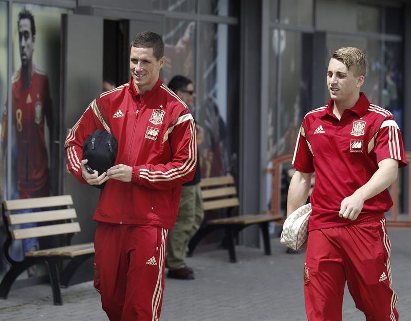Los jugadores de la selección española de fútbol, Fernando Torres (i) y Gerard Deulofeu (d)