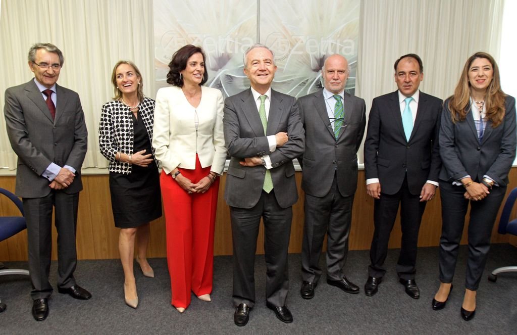 El presidente de Zeltia, José María Fernández Sousa-Faro, ayer en Vigo antes de la junta de acionistas, entre los directores de las filiales del Grupo Zeltia.