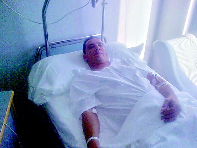 Alberto Meira, postrado ayer en su cama del centro hospitalario de Fátima.