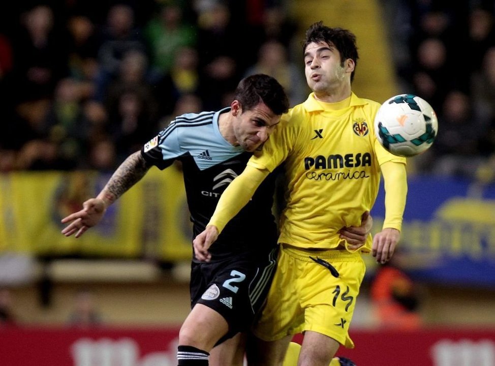 Hugo Mallo trata de arrebatarle el balón a Trigueros durante el Villarreal-Celta de esta temporada.