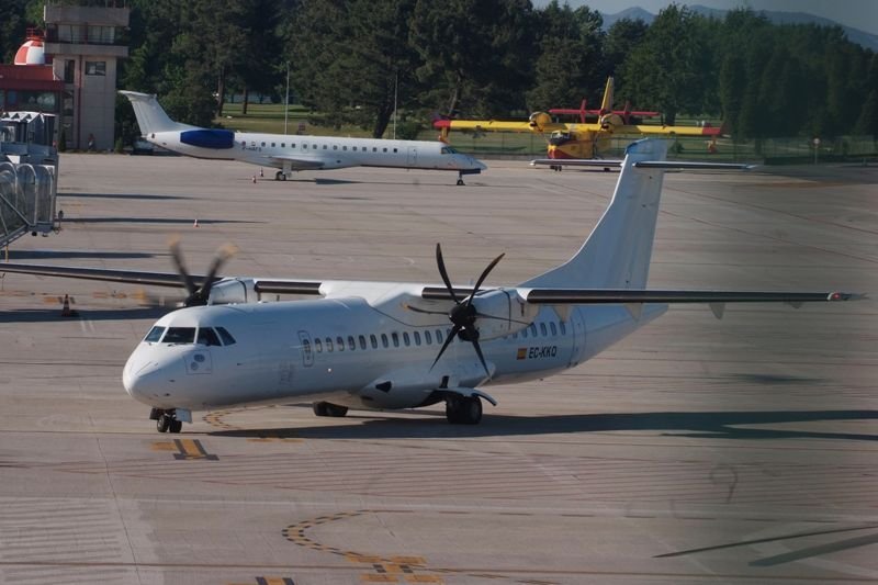 Un avión de hélices, operado por la compañía Air Europa, en la pista de Peinador. 