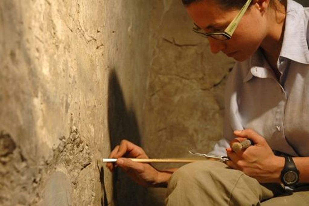 Nieves López Meijueiro, durante sus trabajos en la tumba en Luxor, la antigua Tebas de Egipto.