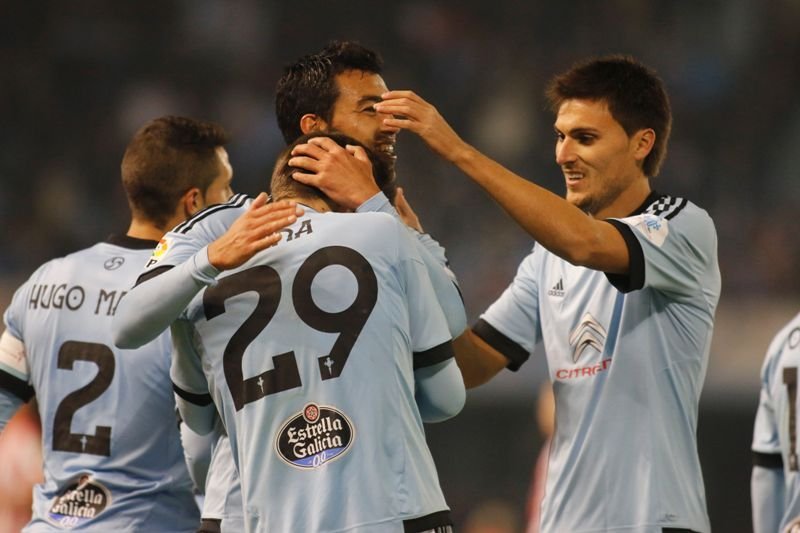 Jonathan Vila felicita a Mina junto a Cabral tras el gol del delantero en Copa del Rey contra el Athletic.