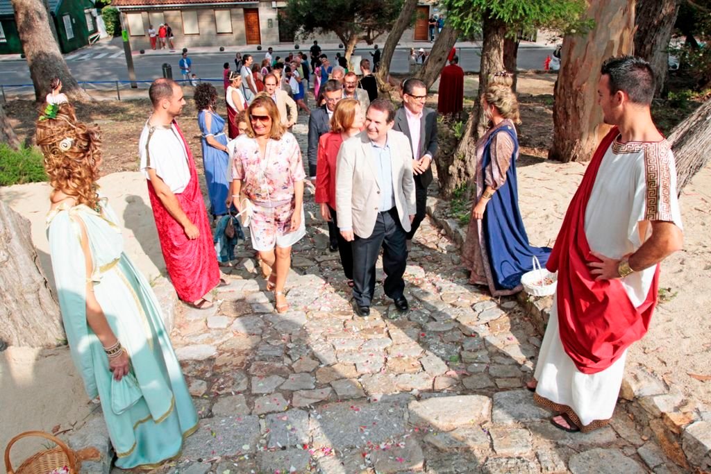 El alcalde de Vigo y representantes municipales inauguraron ayer el recinto, donde hubo presencia de figurantes ataviados de romanos.