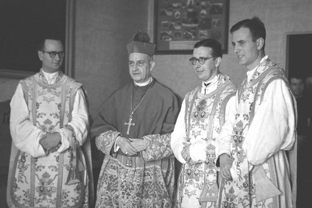 Álvaro del Portillo junto a monseñor Eijo Garay, José María Hernández Garnica y José Luis Murquiz de Miguel, en su ordenación.