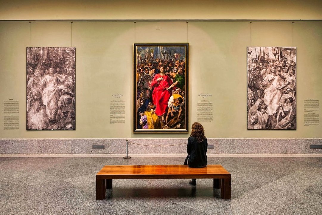 Una mujer observa "El expolio de Cristo" en el Museo del Prado.