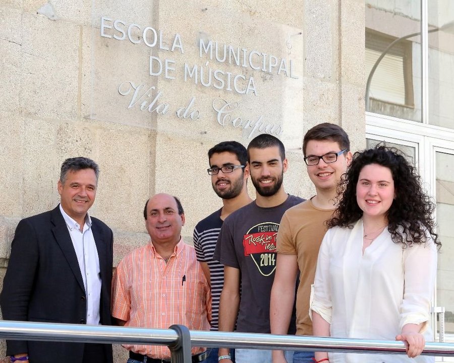 Foto de familia de Andrés Sanpedro con el director del Conservatorio y los cuatro alumnos.