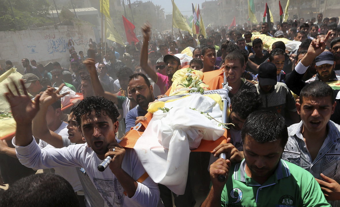 Entierro de varias víctimas mortales causadas pòr los bombardeos israelíes en Gaza.