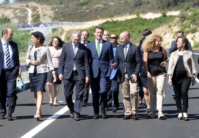 Núñez Feijóo ayer en Goián acompañado de alcaldes y la conselleira de Infraestructuras.