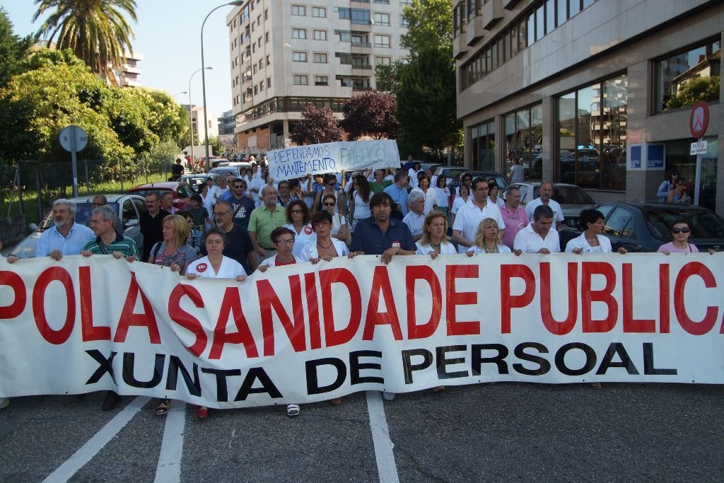 Unas 200 personas se manifestaron convocadas por diferentes sindicatos representados en la Junta de Personal del Complejo Hospitalario Universitario de Vigo (Chuvi), para mostrar su rechazo a los recortes y las políticas privatizadoras.