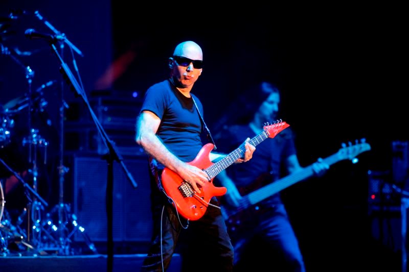 Joe Satriani salió al escenario arropado por su banda para la que pidió un aplauso nada más salir a l escenario. Al fondo de la imagen, el bajista  Bryan Beller.