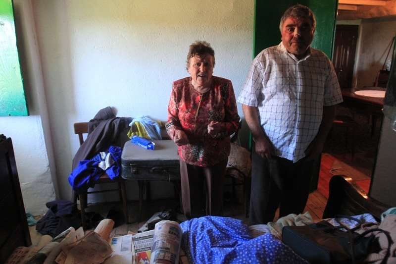 Manuel Vázquez y su esposa muestran una habitación en la que los ladrones revolvieron todos los enseres.