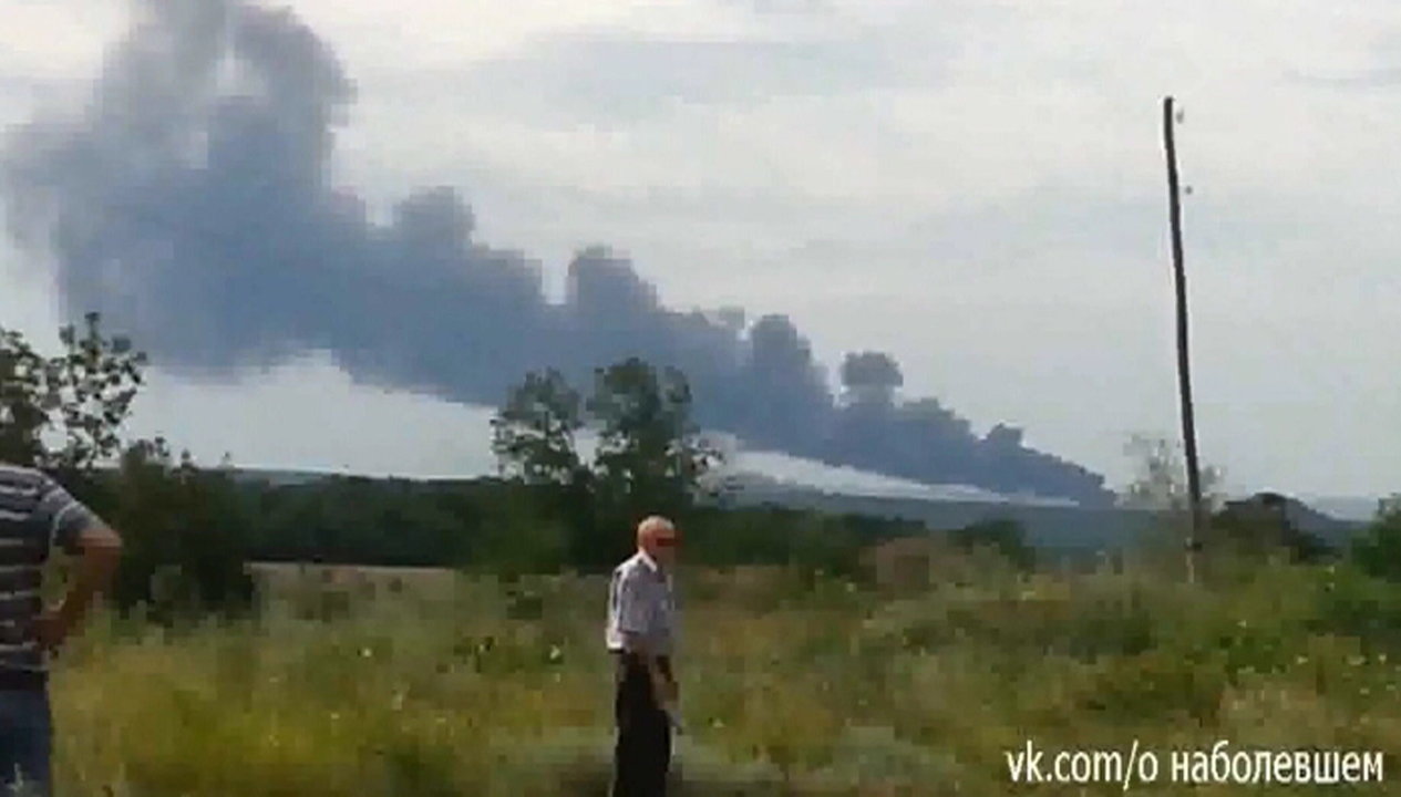 Imagen capturada de un video con la estela de humo que dejó el avión derribado.