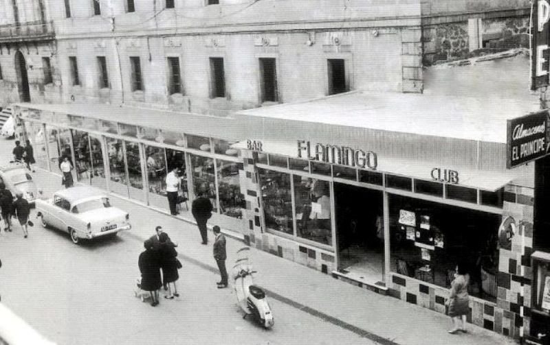 El café Flamingo, junto a la antigua cárcel (ahora el Marco) fue derruido en una calle Príncipe, que en la fotografía de Carlos Leiro aún mantenía el tráfico rodado.