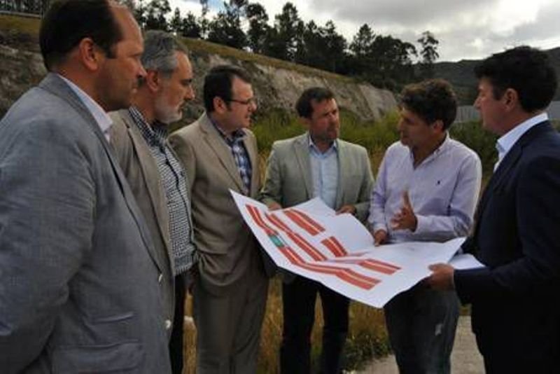 Juan José Vicente, gerente de Orbe, explica el proyecto a los responsables de Xestur, Xunta y Concello.