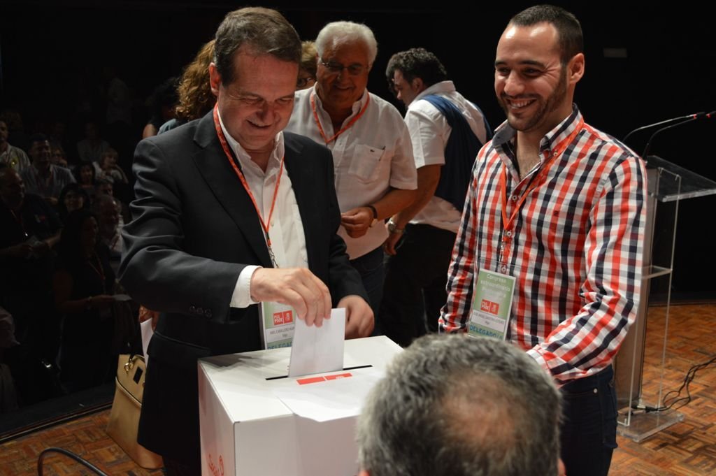 Caballero, votando ayer en el congreso provincial del PSOE.