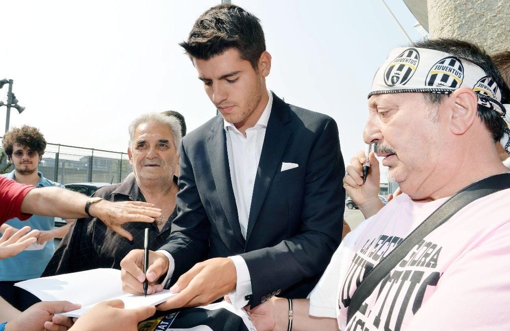 Álvaro Morata, ayer firmando autógrafos a su llegada a Turín para fichar por la Juventus.