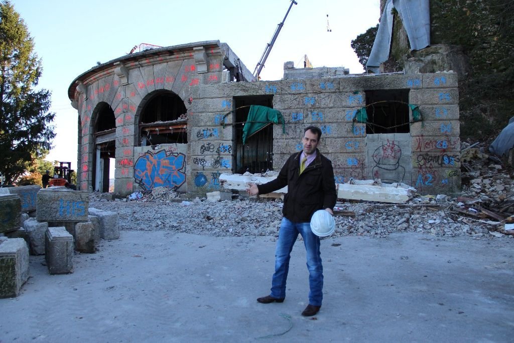 El empresario Thomas Rothschild, junto a las piedras del antiguo edificio, durante su demolición a finales del año pasado.
