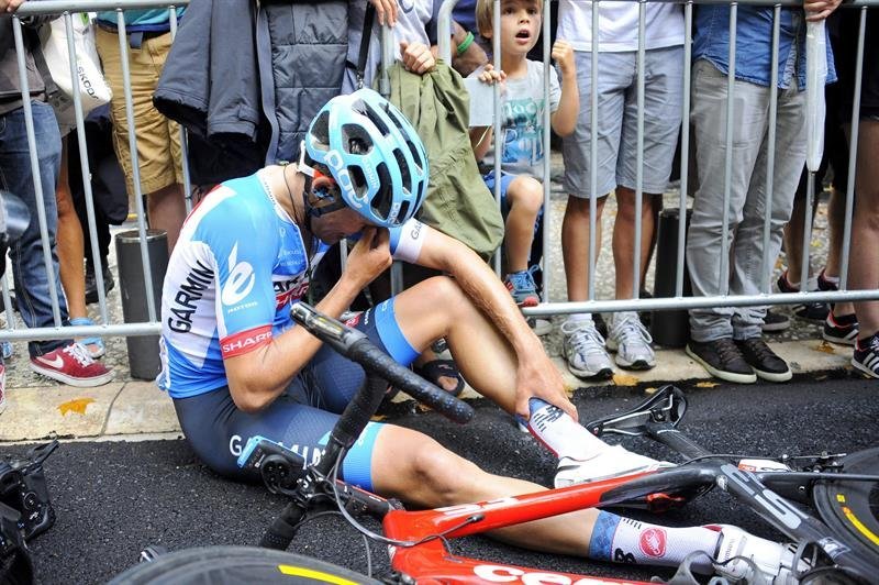 El neozelandés Jack Bauer llora desconsolado tras quedarse a 50 metros de ganar la etapa.