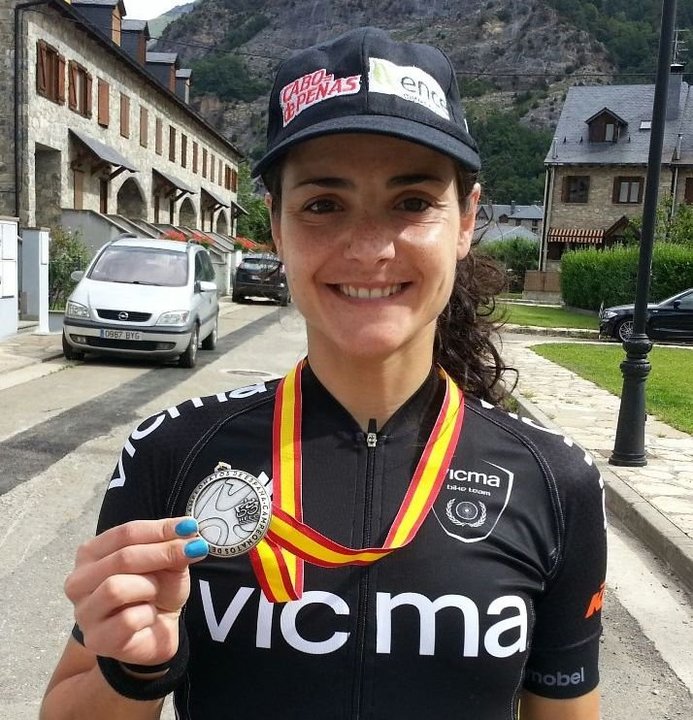 La vilaboense Lucía Vázquez posa con la medalla lograda en Panticosa.