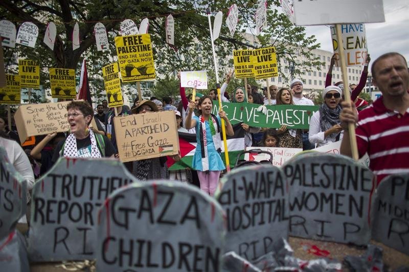 Cientos de partidarios de la organización de derechos palestino Al-Adwa protesta reciente bombardeo de Israel, y la posterior invasión por tierra