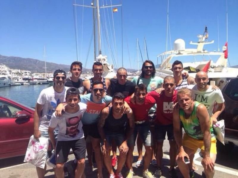 Un grupo de jugadores del Celta, ayer, durante su tarde de ocio posan en Puerto Banús. 