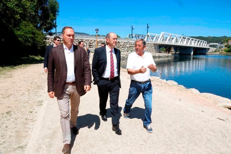 El alcalde, Agustín Reguera, y el presidente de la Diputación, ayer, durante la visita.