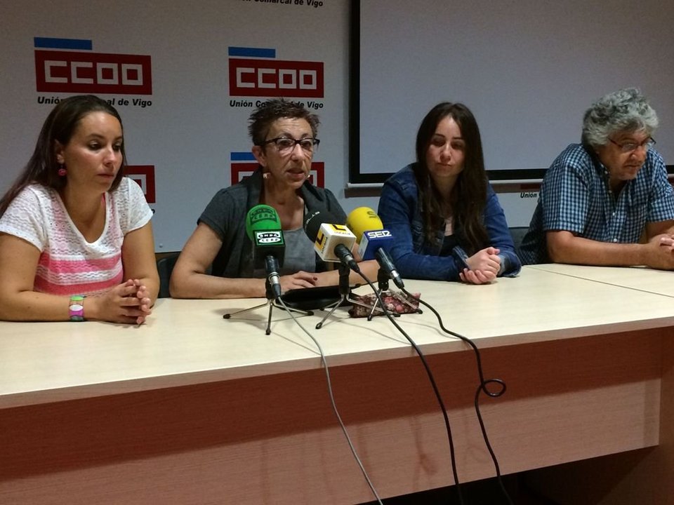 La portavoz de CCOO Araceli Loureiro, en el centro, con las madres, Almudena y Beatriz.