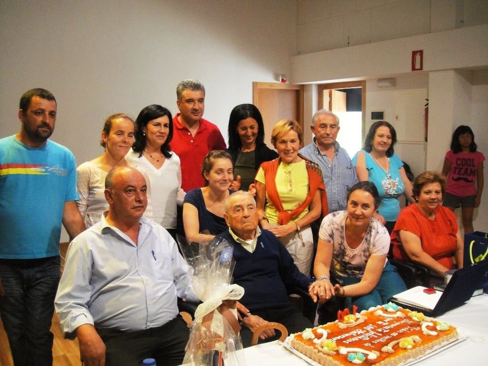 Faustino y su familia  con el alcalde de Pazos de Borbén, que se sumó al homenaje popular.