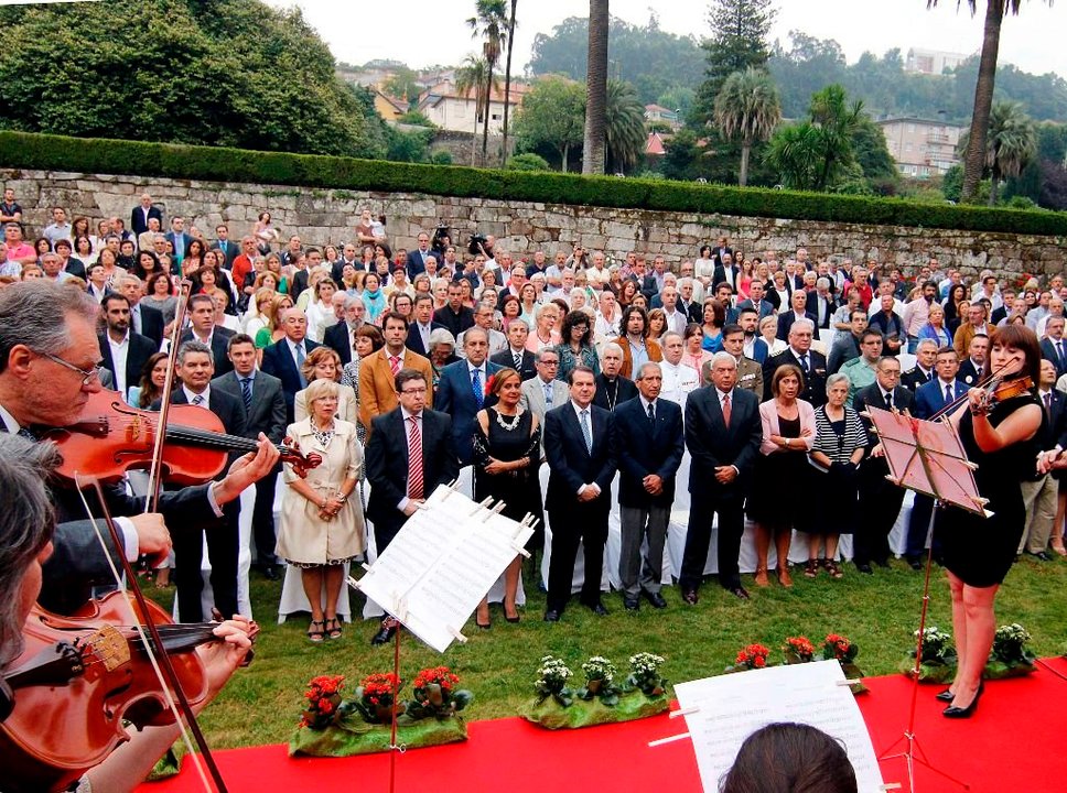 Cerca de doscientas personas se dieron cita en el Jardín Inglés para celebrar el acto institucional del Día de Galicia.