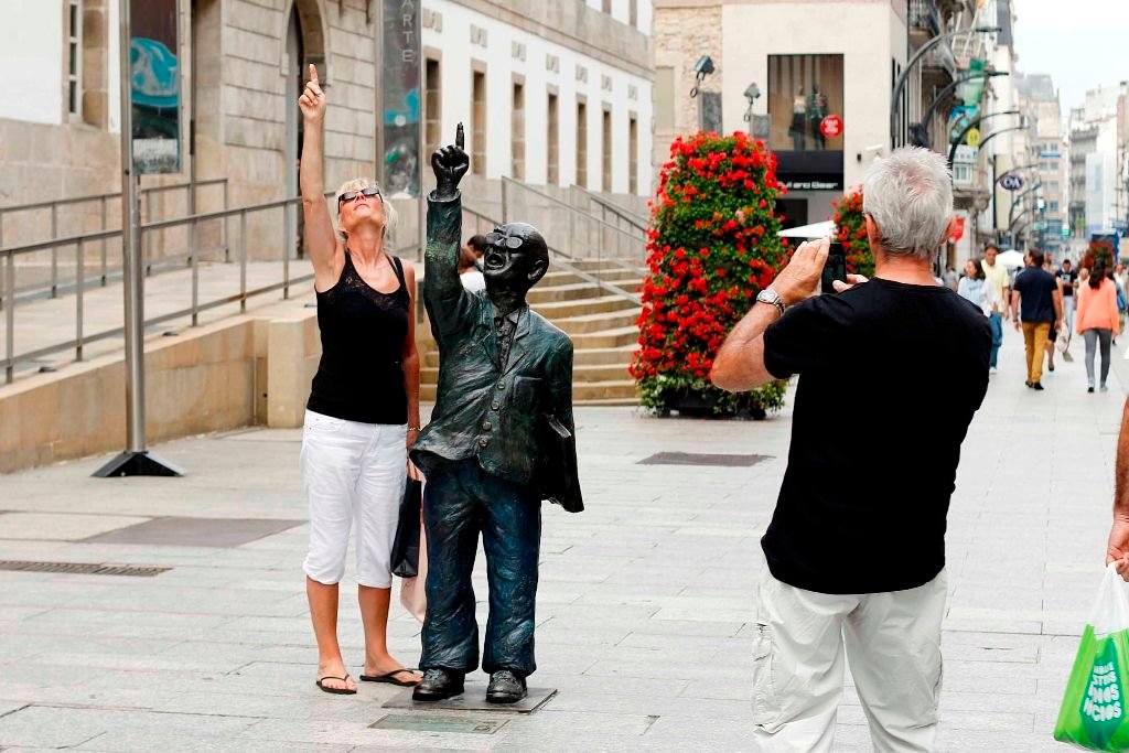 La estatua del vendedor de periódicos Manuel Castro en Príncipe, punto para fotografiarse.