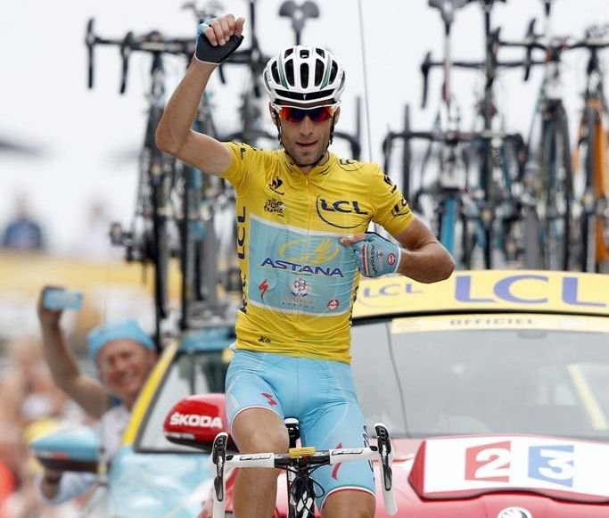 Nibali se dispone a cruzar la llegada para sumar su cuarta victoria de etapa en un Tour que ya es suyo.