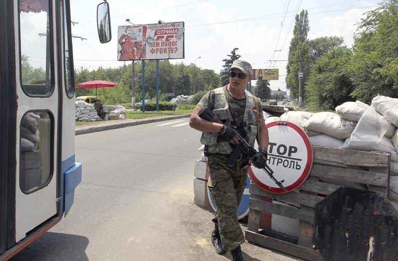 Un miliciano prorruso, en un puesto de control en Donetsk.