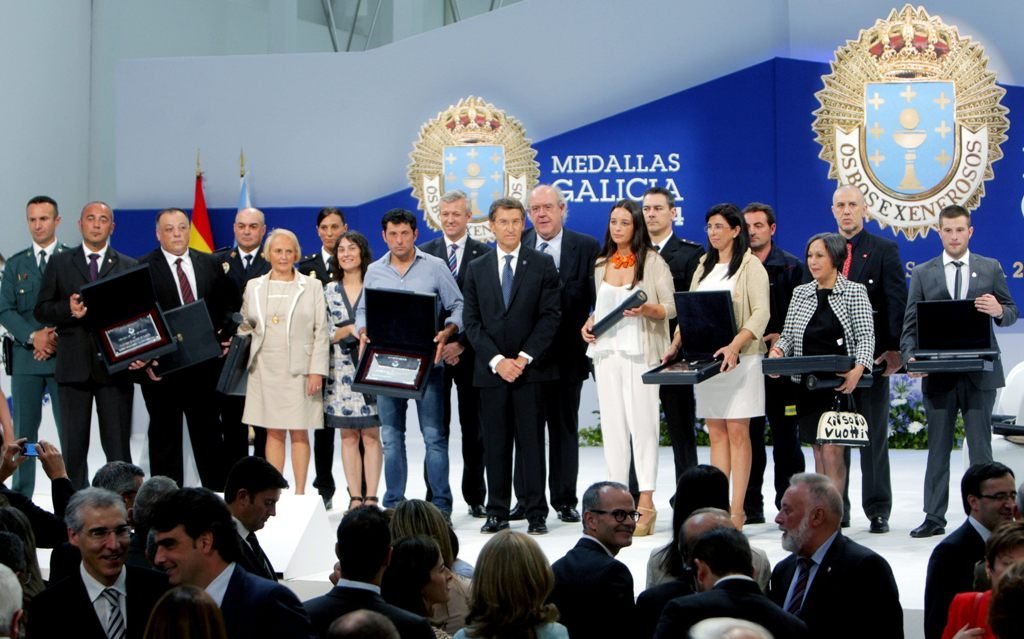 El presidente de la Xunta y Alfonso Rueda posan con los homenajeados con las Medallas de Galicia.