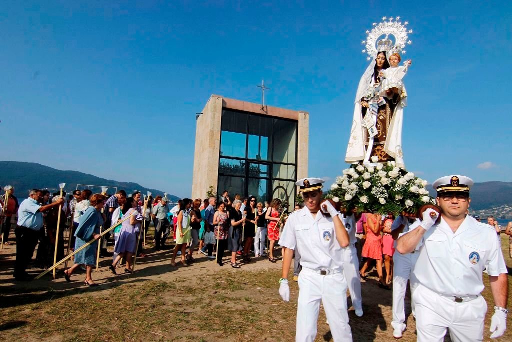 La imagen de la Virgen del Carmen estrenó este año pedestal. Hasta el año pasado, la figura descansaba sobre una barca, que este año fue sustituida por una representación del monte Carmelo. Además, también se instaló una imagen de piedra en la capilla de la playa. 