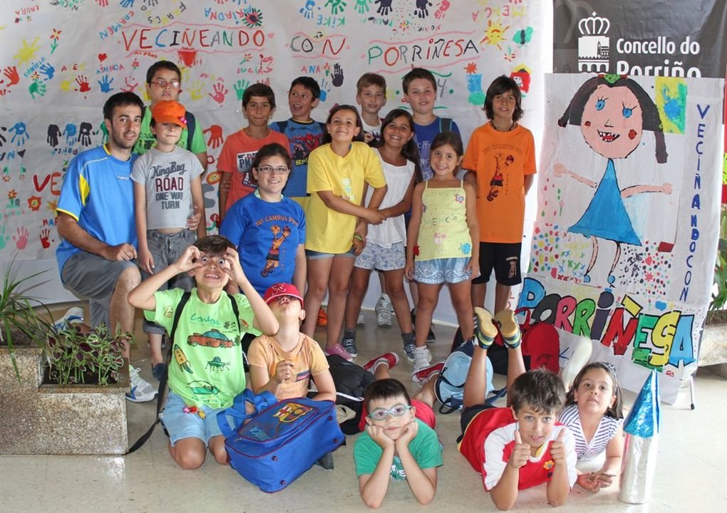 Grupo de niños y niñas participantes en 'Veciñeando' junto a 'Porriñesa' la muñeca-mascota.